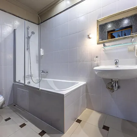 Forest Hill & 亚布卢尼齐亚